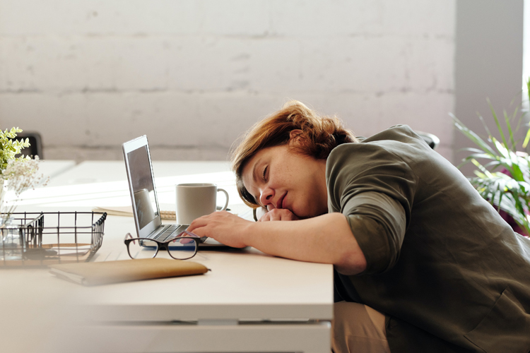lady-sleeping-on-work-desk