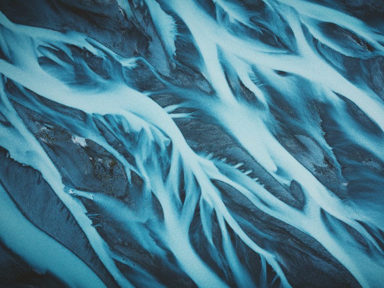 small-rivers-flowing-through-black-sand